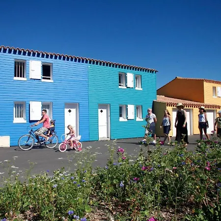 Colorful Semi-detached House, Just 300m Away From The 펜션