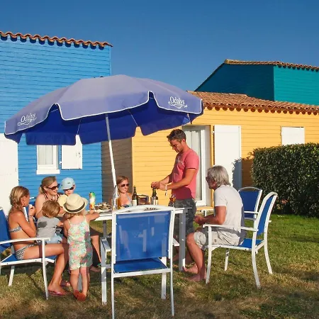 Colorful Semi-detached House, Just 300m Away From The 펜션 Le Château-dʼOléron