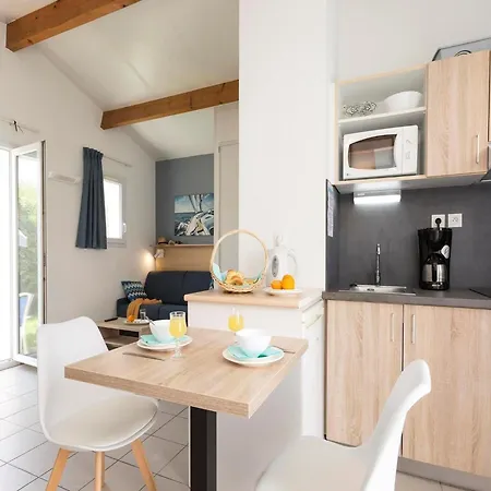 Colorful Semi-detached House, Just 300m Away From The * Le Château-dʼOléron