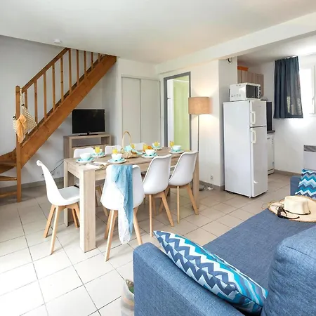 펜션 Colorful Semi-detached House, Just 300m Away From The *